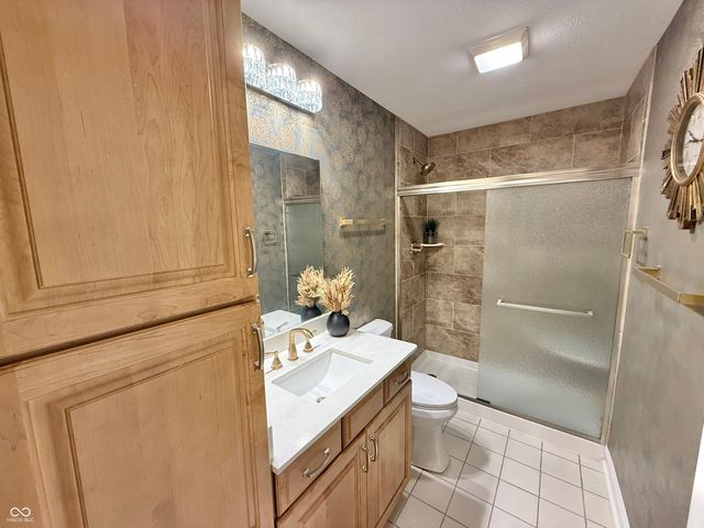 2407 Caramore Circle, Anderson, IN 46011