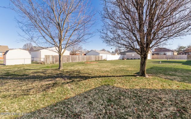 401 Bentwood Dr, Shepherdsville, KY 40165