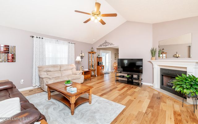 401 Bentwood Dr, Shepherdsville, KY 40165