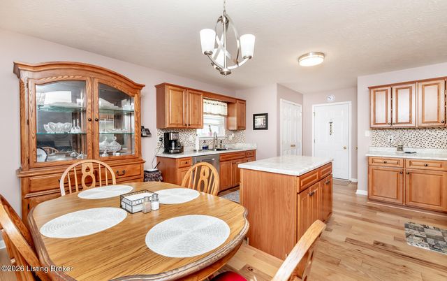 401 Bentwood Dr, Shepherdsville, KY 40165