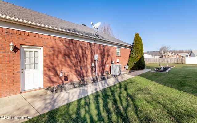 401 Bentwood Dr, Shepherdsville, KY 40165