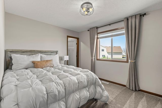 1130 18th Avenue SE, Cambridge, MN 55008