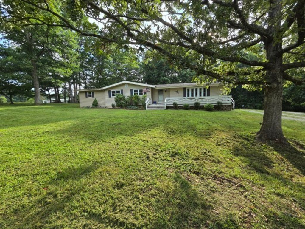 Image 1 of property listing at 15827 N Mccauley Lane, Mt Vernon, IL 62864