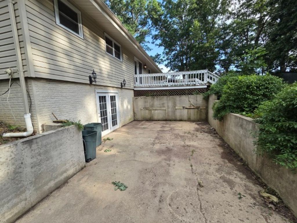 Image 13 of property listing at 15827 N Mccauley Lane, Mt Vernon, IL 62864
