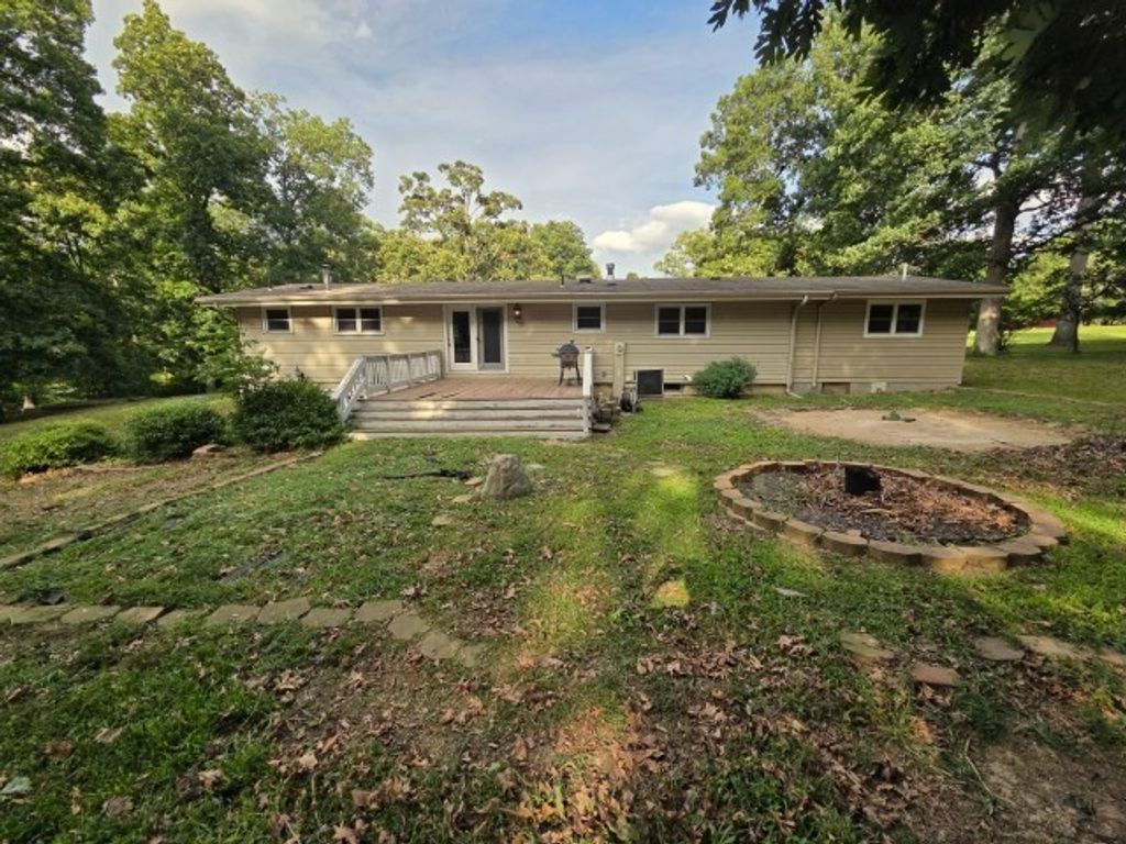 Image 15 of property listing at 15827 N Mccauley Lane, Mt Vernon, IL 62864