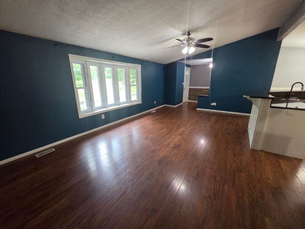 Image 17 of property listing at 15827 N Mccauley Lane, Mt Vernon, IL 62864