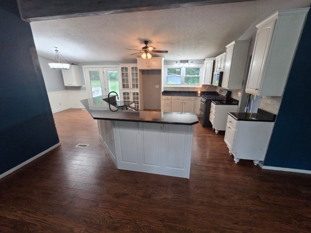 Image 19 of property listing at 15827 N Mccauley Lane, Mt Vernon, IL 62864