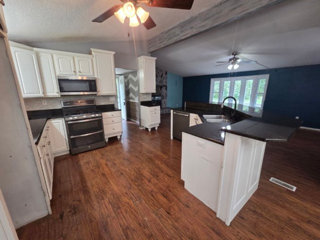 Image 20 of property listing at 15827 N Mccauley Lane, Mt Vernon, IL 62864