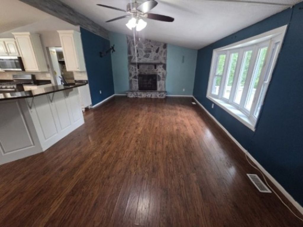 Image 3 of property listing at 15827 N Mccauley Lane, Mt Vernon, IL 62864