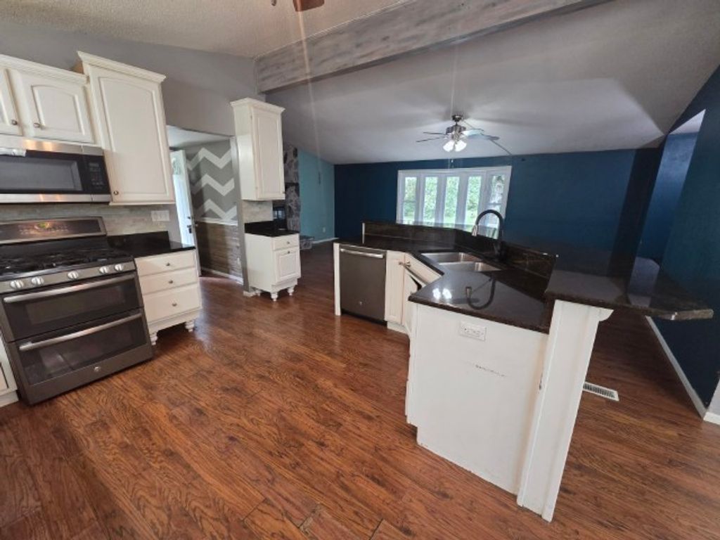 Image 21 of property listing at 15827 N Mccauley Lane, Mt Vernon, IL 62864