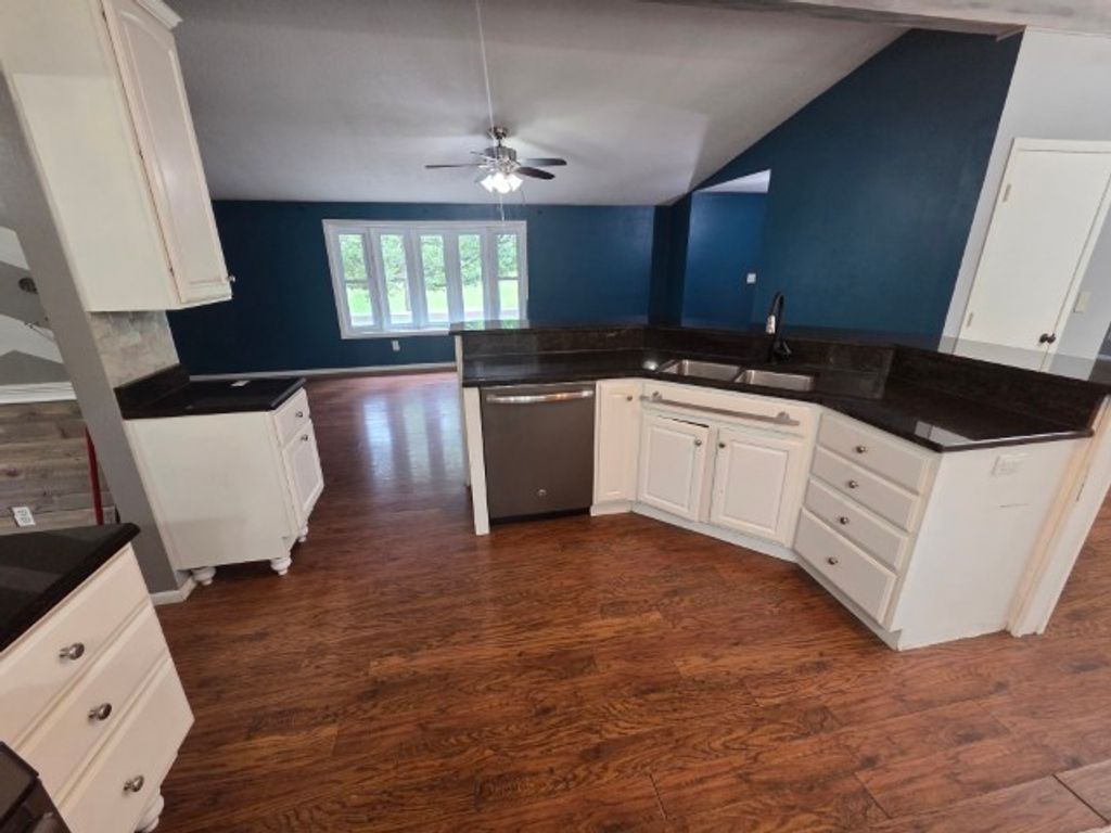 Image 22 of property listing at 15827 N Mccauley Lane, Mt Vernon, IL 62864