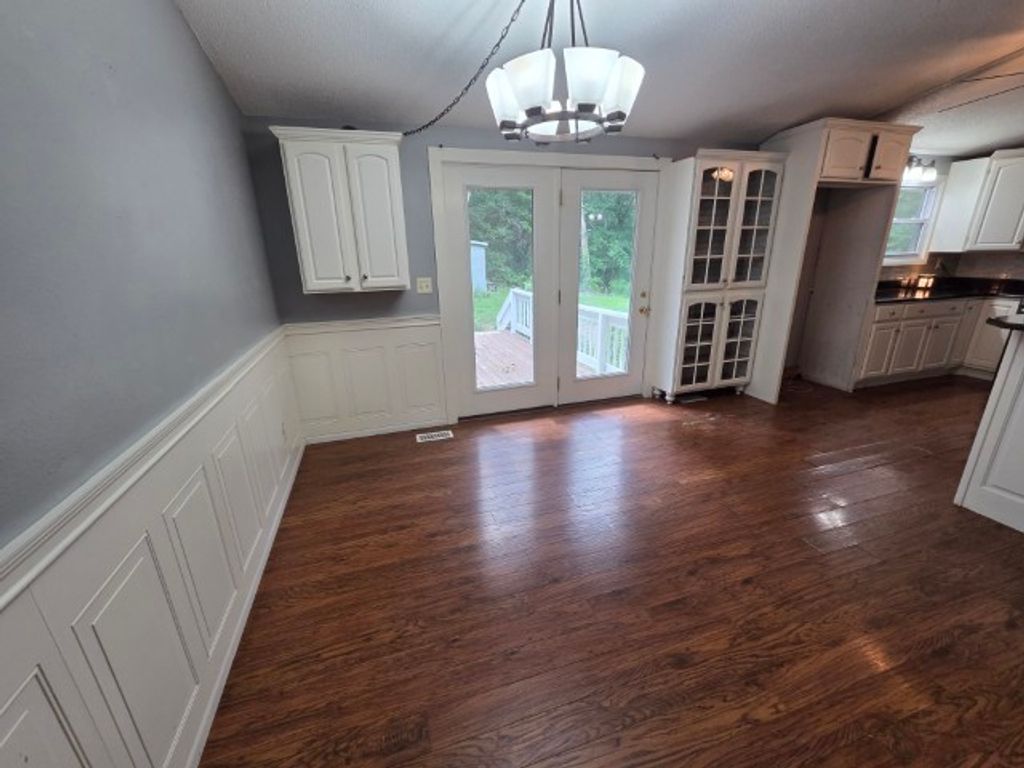 Image 23 of property listing at 15827 N Mccauley Lane, Mt Vernon, IL 62864
