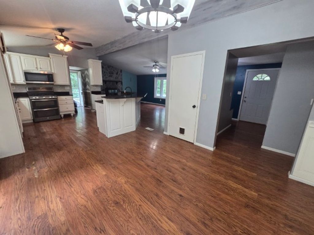 Image 24 of property listing at 15827 N Mccauley Lane, Mt Vernon, IL 62864