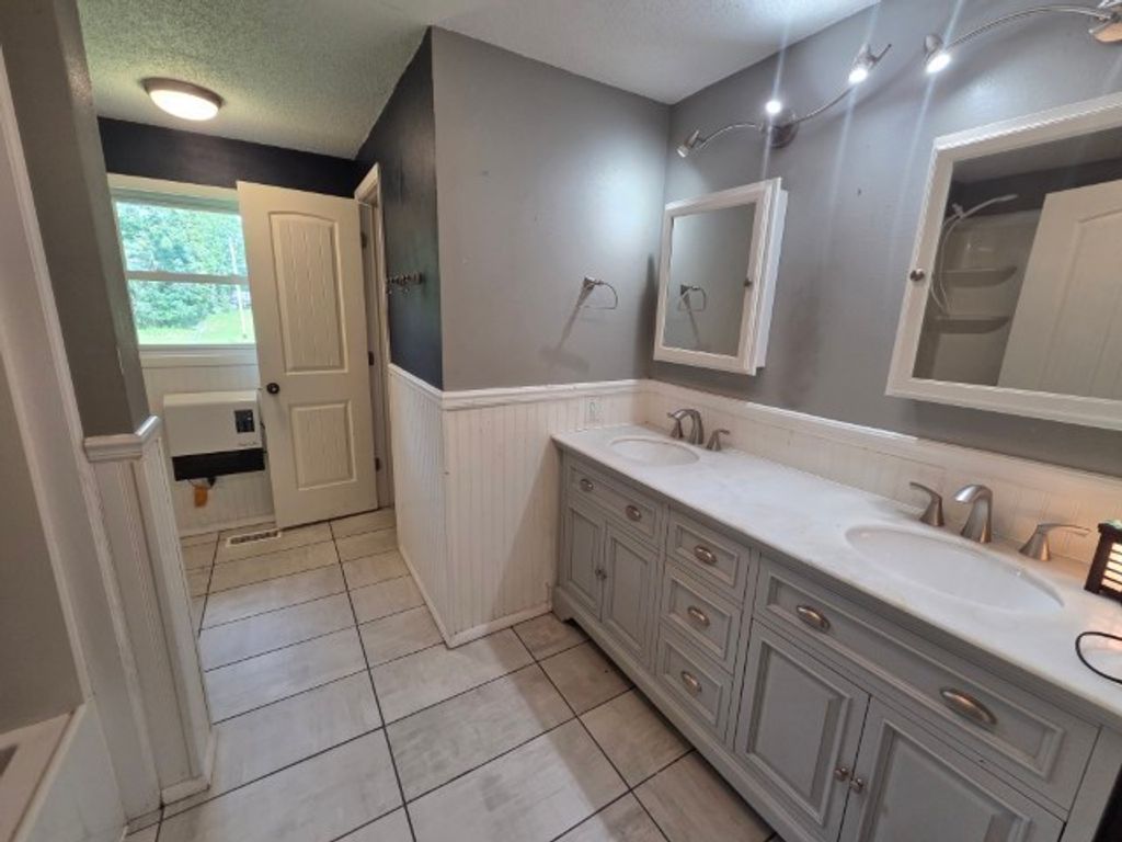 Image 27 of property listing at 15827 N Mccauley Lane, Mt Vernon, IL 62864