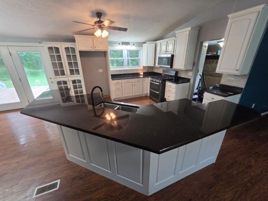 Image 4 of property listing at 15827 N Mccauley Lane, Mt Vernon, IL 62864
