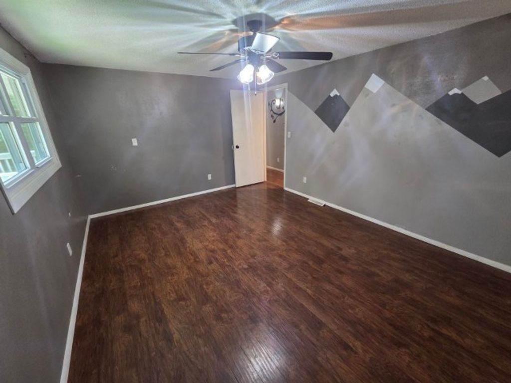 Image 32 of property listing at 15827 N Mccauley Lane, Mt Vernon, IL 62864