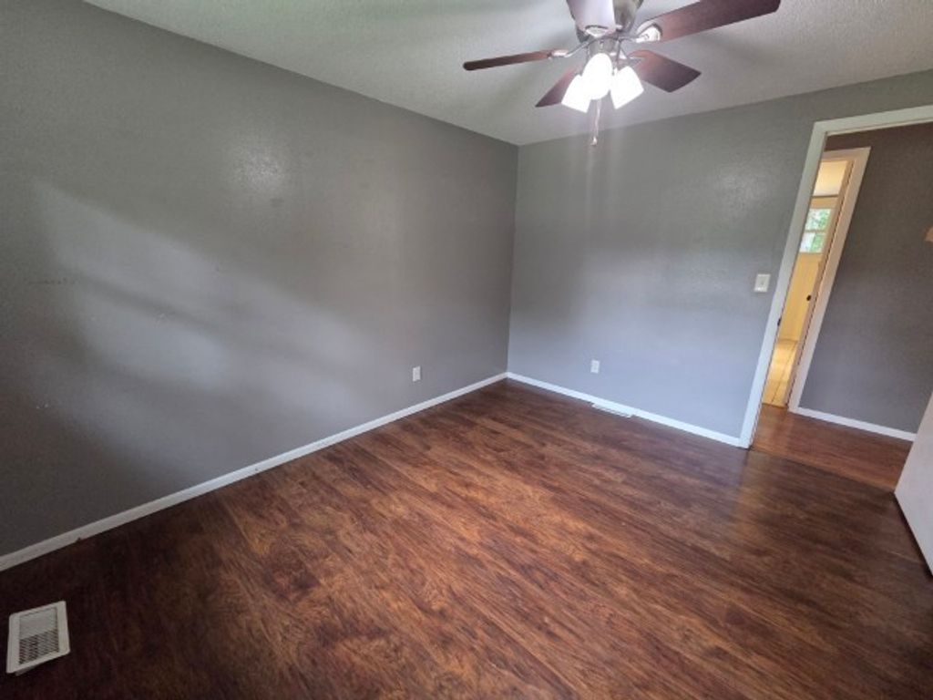 Image 33 of property listing at 15827 N Mccauley Lane, Mt Vernon, IL 62864