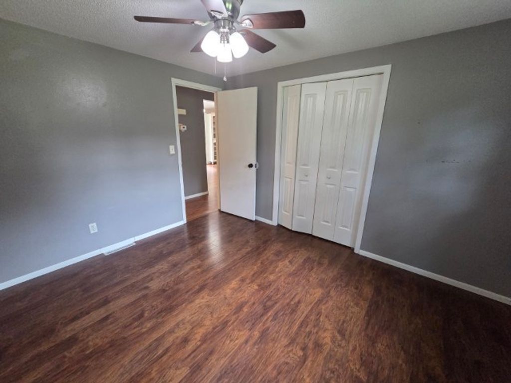 Image 34 of property listing at 15827 N Mccauley Lane, Mt Vernon, IL 62864