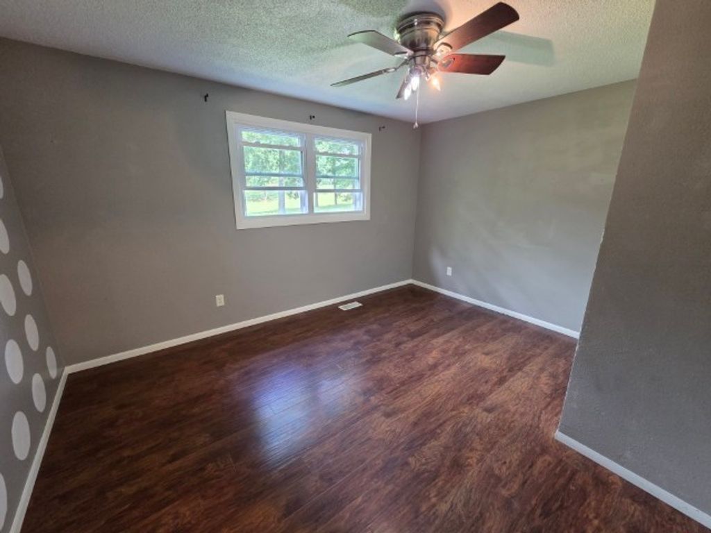 Image 35 of property listing at 15827 N Mccauley Lane, Mt Vernon, IL 62864