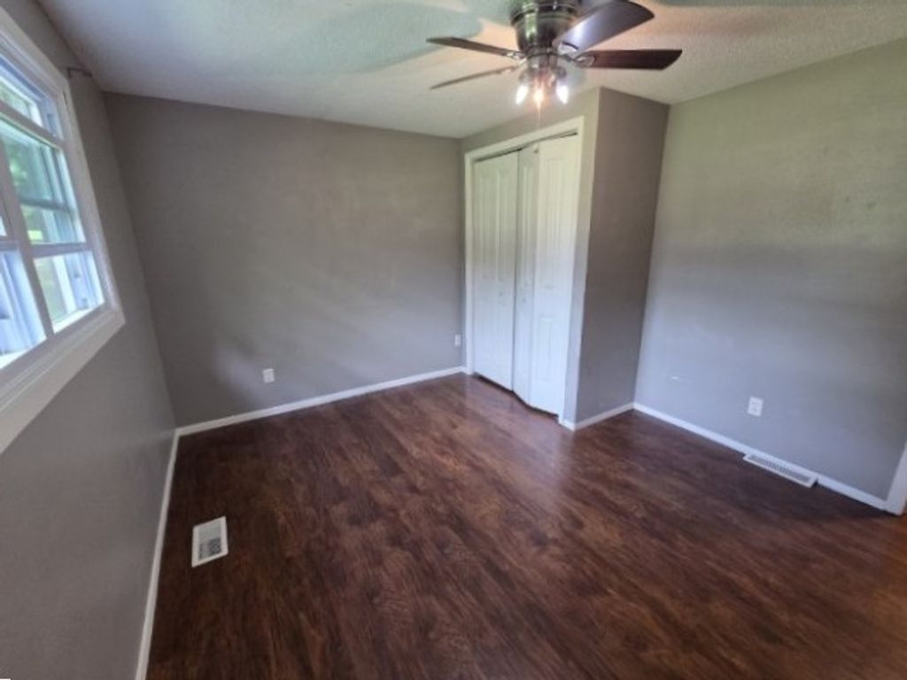 Image 36 of property listing at 15827 N Mccauley Lane, Mt Vernon, IL 62864