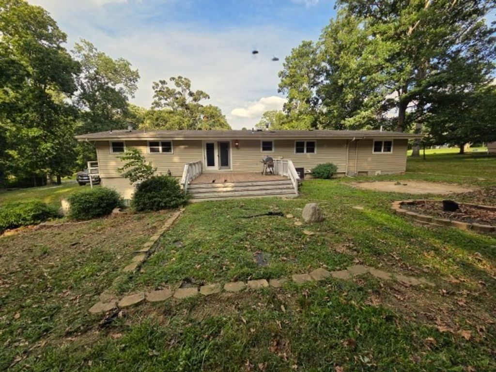 Image 41 of property listing at 15827 N Mccauley Lane, Mt Vernon, IL 62864