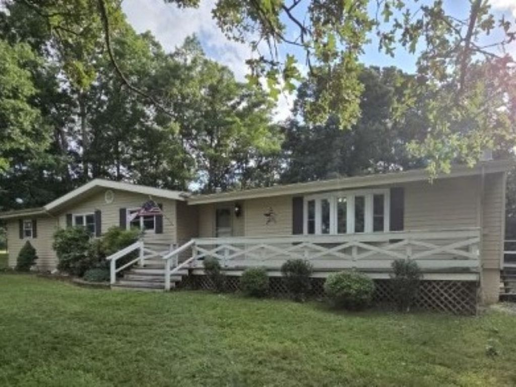 Image 43 of property listing at 15827 N Mccauley Lane, Mt Vernon, IL 62864