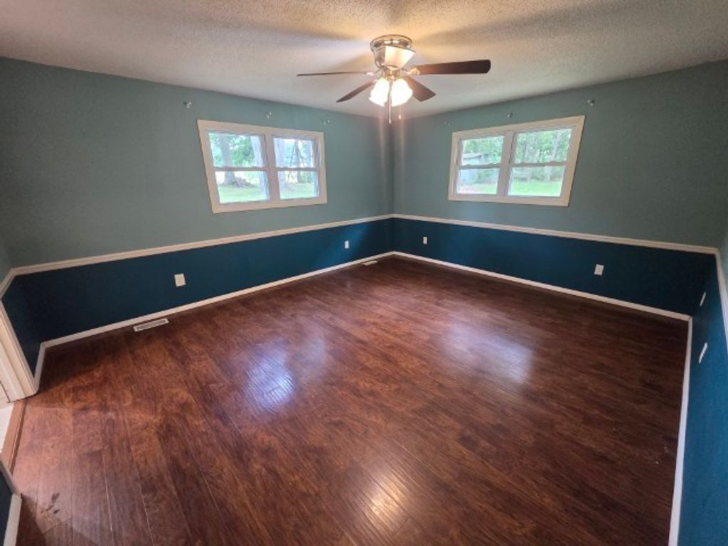 Image 6 of property listing at 15827 N Mccauley Lane, Mt Vernon, IL 62864