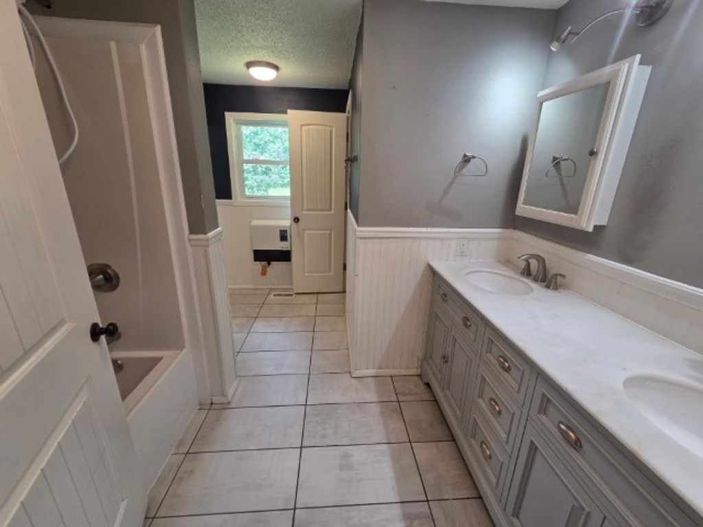 Image 7 of property listing at 15827 N Mccauley Lane, Mt Vernon, IL 62864