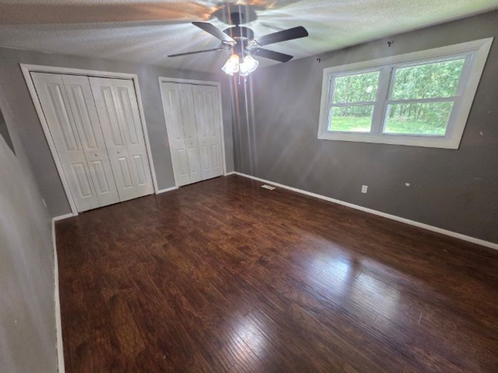 Image 8 of property listing at 15827 N Mccauley Lane, Mt Vernon, IL 62864
