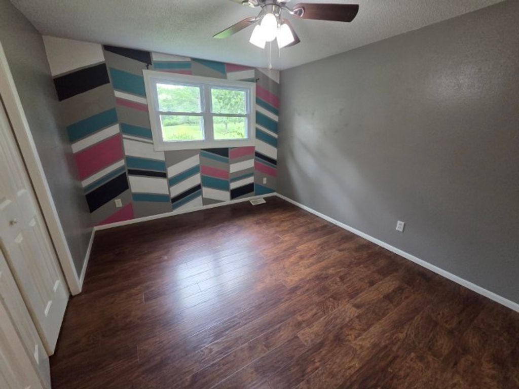 Image 9 of property listing at 15827 N Mccauley Lane, Mt Vernon, IL 62864
