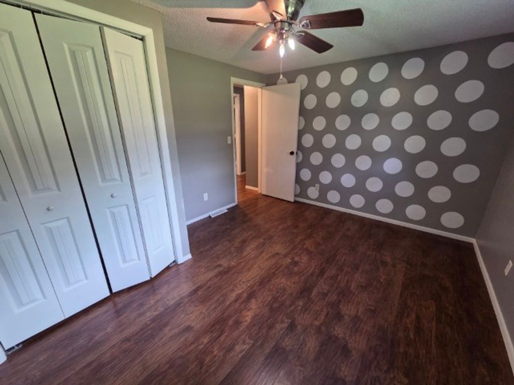 Image 10 of property listing at 15827 N Mccauley Lane, Mt Vernon, IL 62864