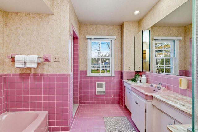 8293 N Gray Log LANE, Fox Point, WI 53217