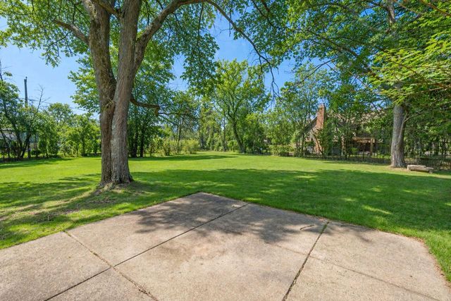8293 N Gray Log LANE, Fox Point, WI 53217