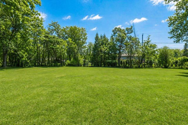 8293 N Gray Log LANE, Fox Point, WI 53217