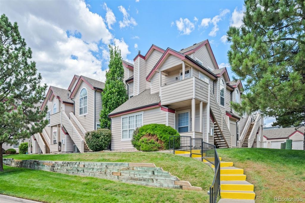 Image 4 of property listing at 8361 S Upham Way 212, Littleton, CO 80128