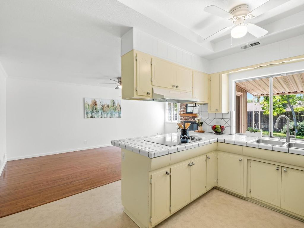 Image 16 of property listing at 873 Cedar Lane, Lemoore, CA 93245