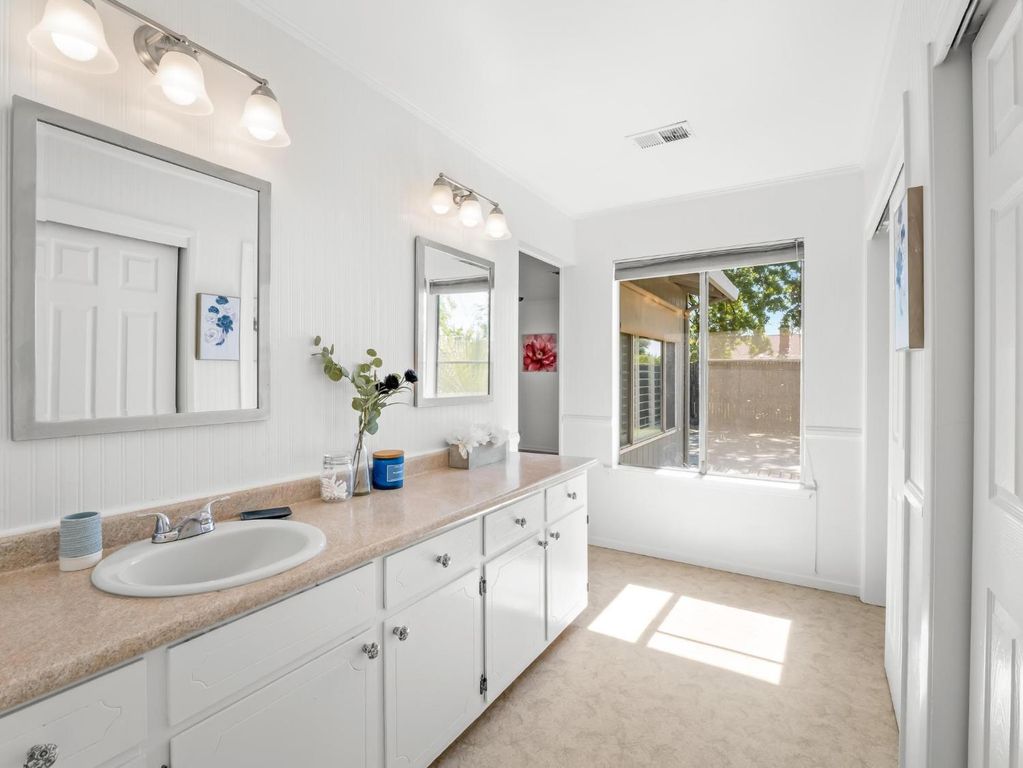 Image 28 of property listing at 873 Cedar Lane, Lemoore, CA 93245