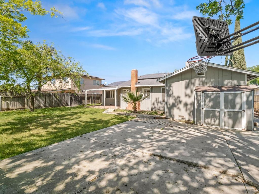 Image 5 of property listing at 873 Cedar Lane, Lemoore, CA 93245