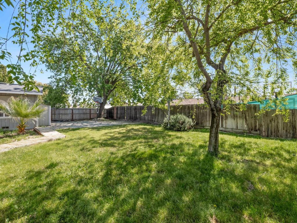 Image 7 of property listing at 873 Cedar Lane, Lemoore, CA 93245