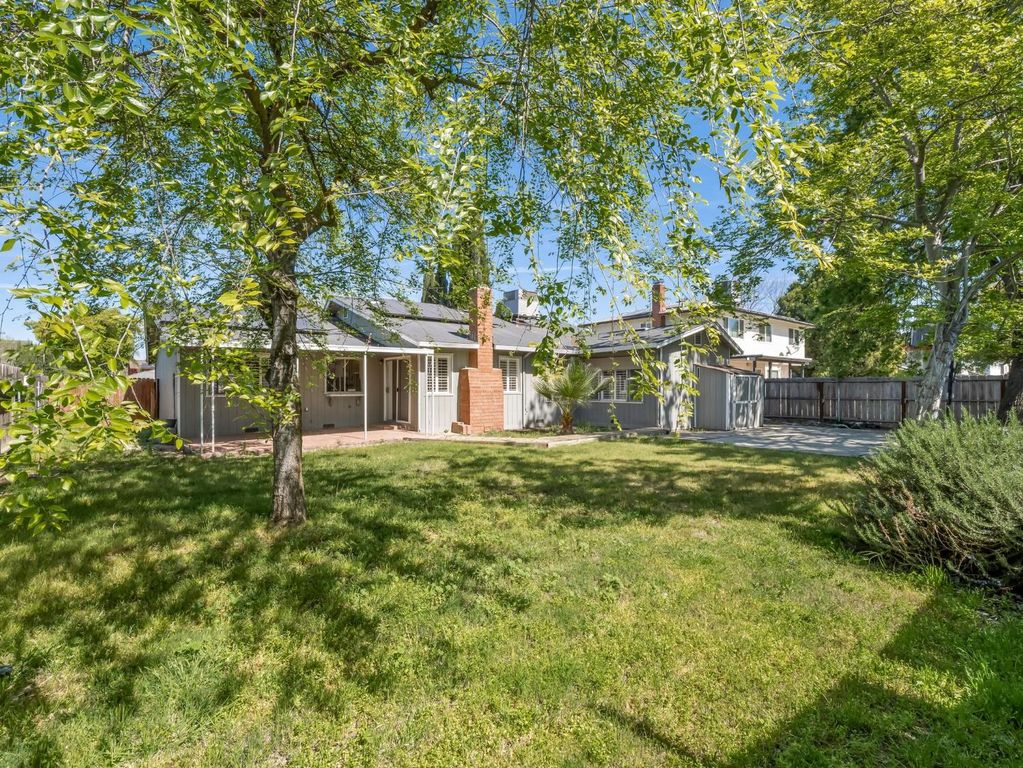 Image 8 of property listing at 873 Cedar Lane, Lemoore, CA 93245