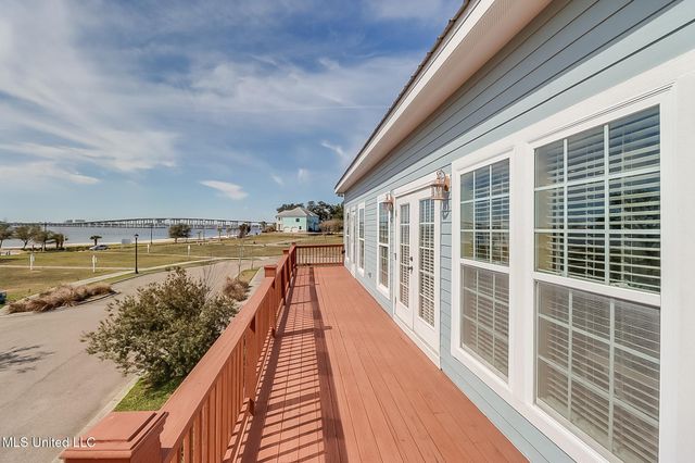 411 Martin Avenue, Ocean Springs, MS 39564