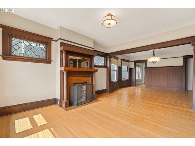 2375 Nw NORTHRUP St B, Portland, OR 97210