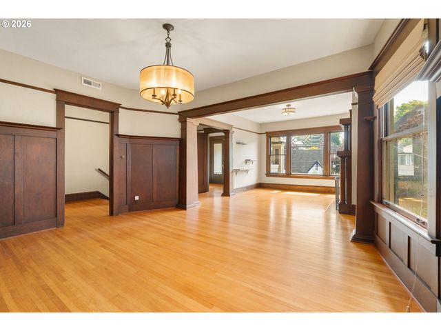 2375 Nw NORTHRUP St B, Portland, OR 97210