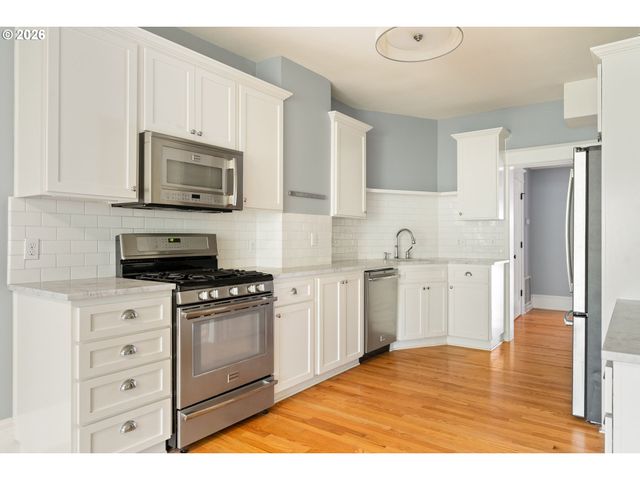 2375 Nw NORTHRUP St B, Portland, OR 97210
