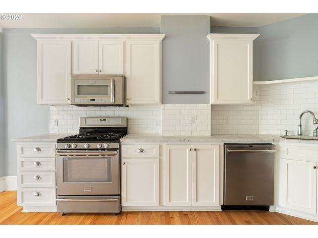 2375 Nw NORTHRUP St B, Portland, OR 97210
