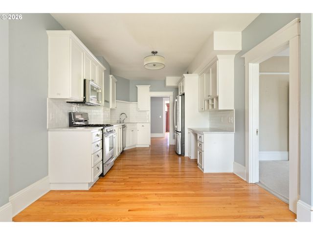 2375 Nw NORTHRUP St B, Portland, OR 97210