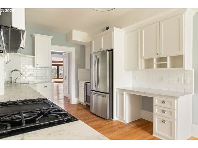 2375 Nw NORTHRUP St B, Portland, OR 97210