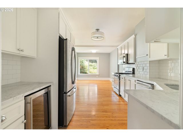 2375 Nw NORTHRUP St B, Portland, OR 97210