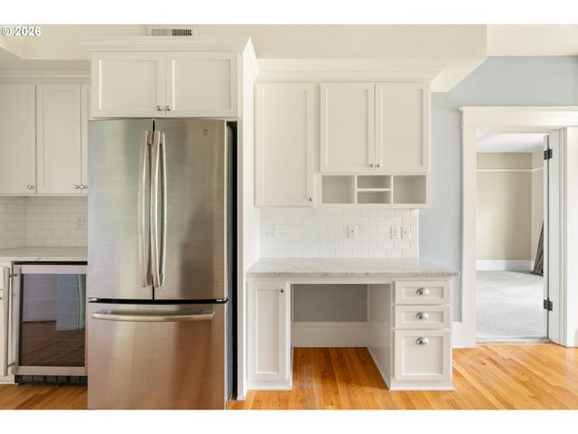2375 Nw NORTHRUP St B, Portland, OR 97210