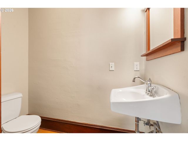 2375 Nw NORTHRUP St B, Portland, OR 97210